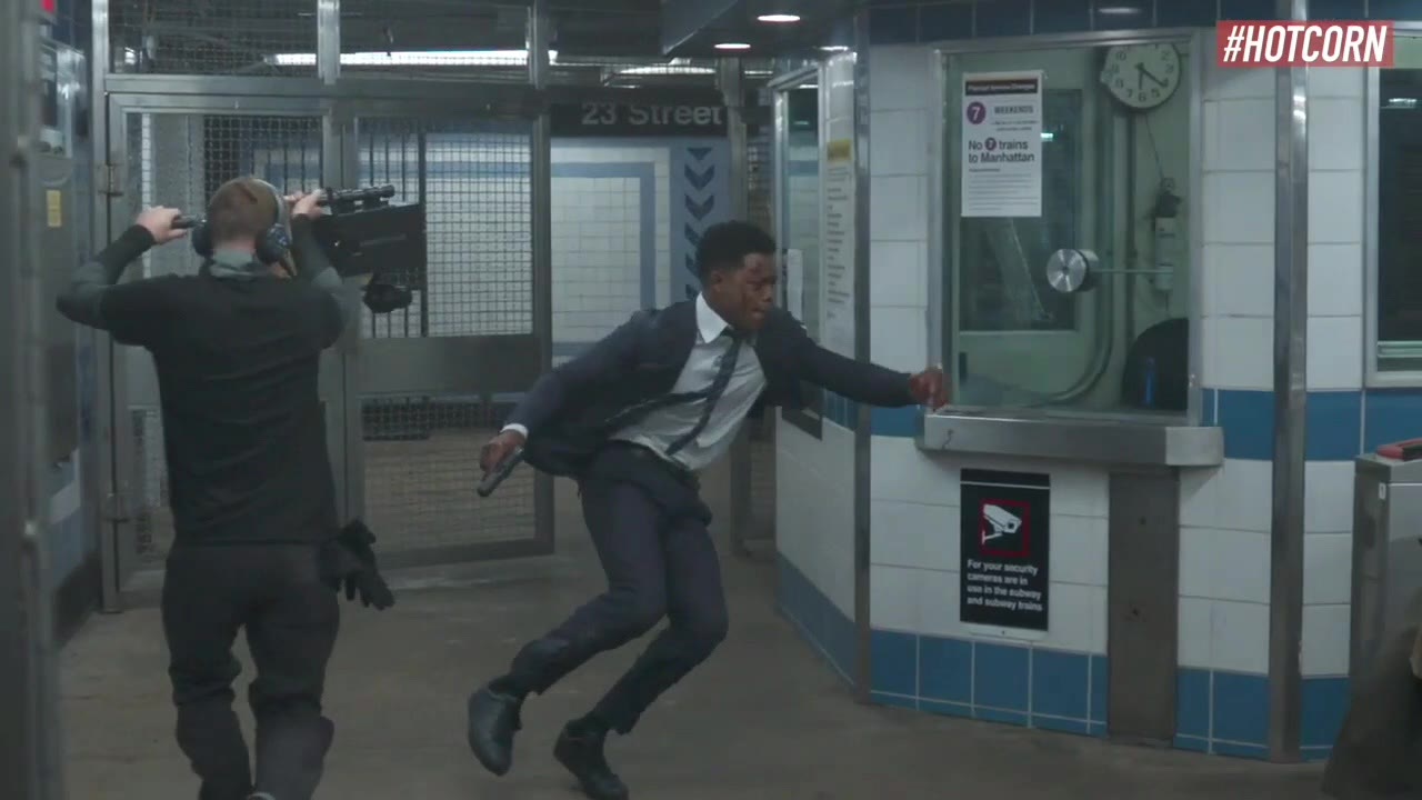 Performer und Kameraoperator in Bewegung durch das U-Bahn-Set 23 Street während 21 Bridges.