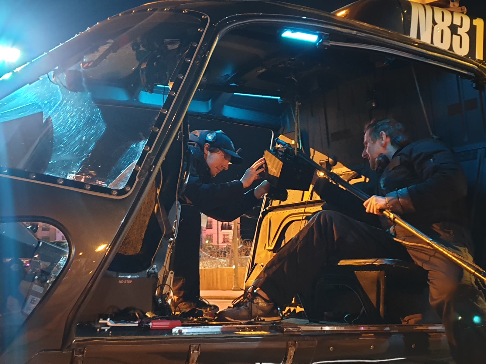 Crew bei der Arbeit in einem geöffneten und stark geriggten Fahrzeug während eines Bad-Boys-for-Life-Nachtsetups.