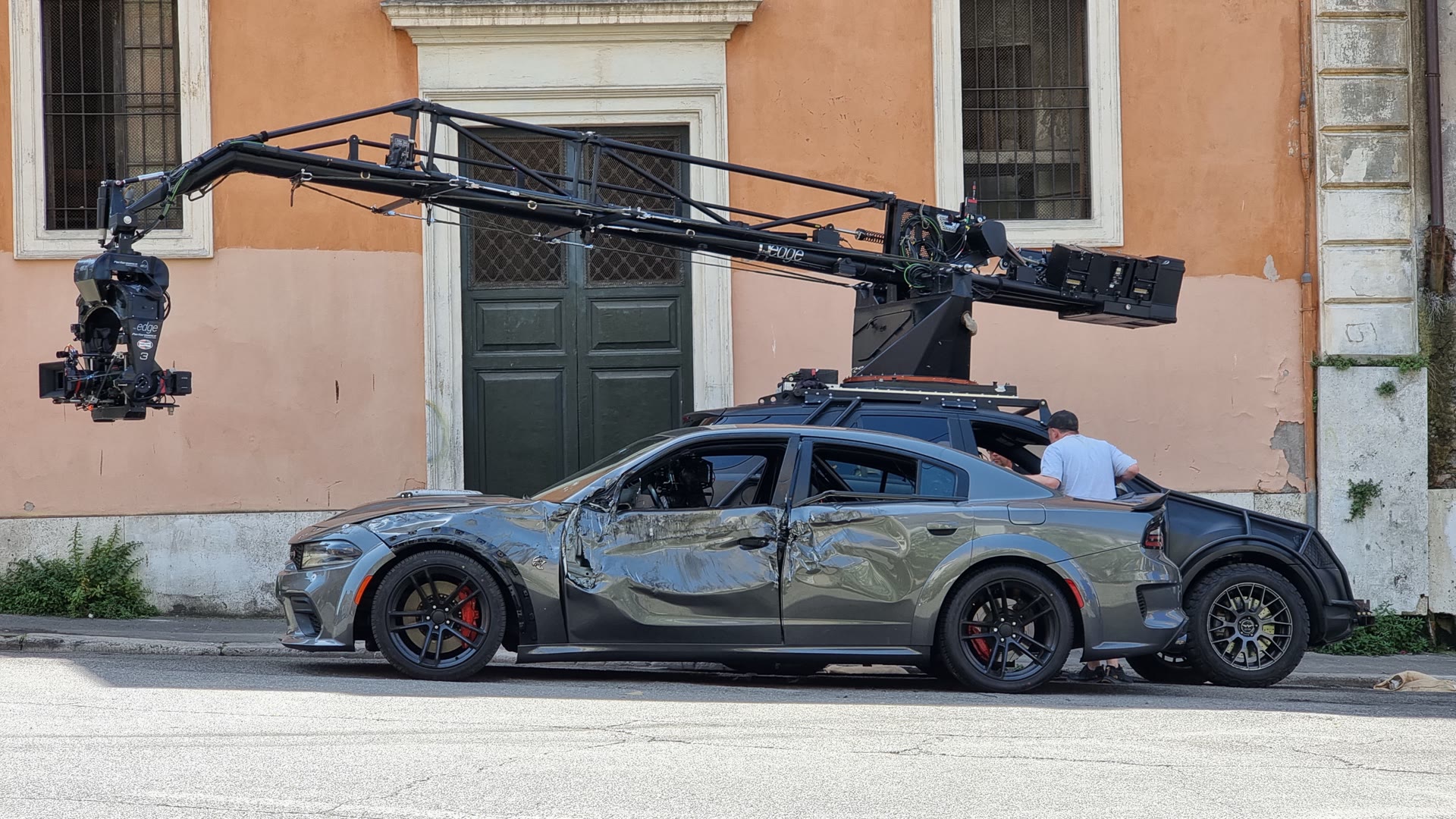 Kamerakran über einem gezeichneten Performance-Car auf einem Fast-X-Straßenset in Rom.